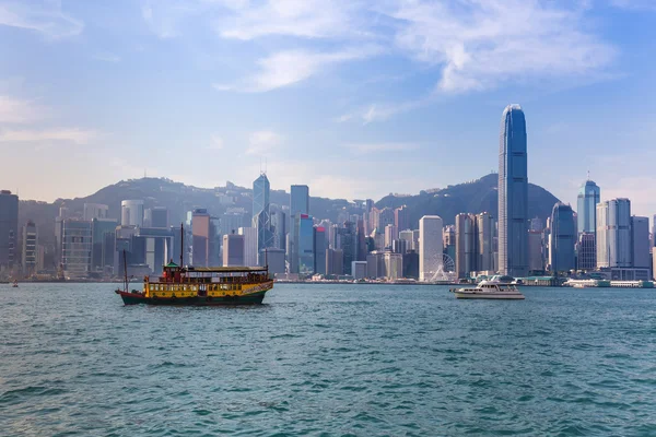 Hong Kong skyline con barcos en Victoria Harbor . — Foto de Stock