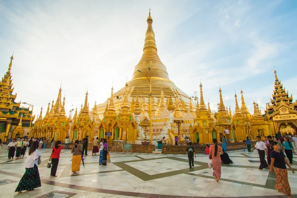 The Shwedagon Pagoda in Yangon, Myanmar — Stock Photo, Image