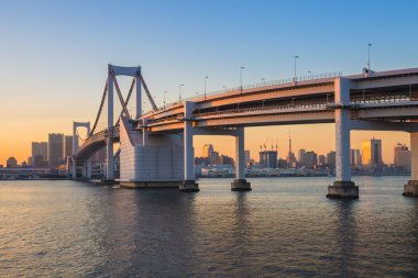 Gökkuşağı Köprüsü ile Tokyo Kulesi'ne arka planda gün batımında