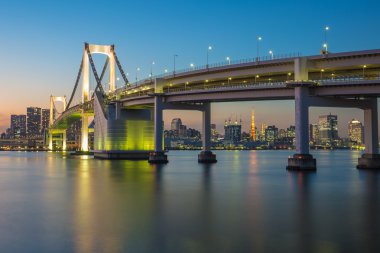 Tokyo Kulesi arka planda ile gece Gökkuşağı Köprüsü