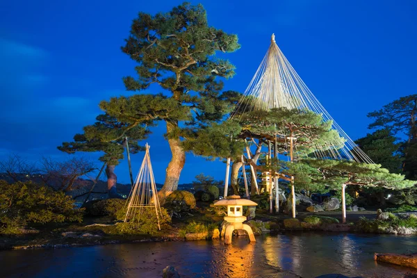 Jardín Kenrokuen por la noche en Kanazawa, Japón — Foto de Stock