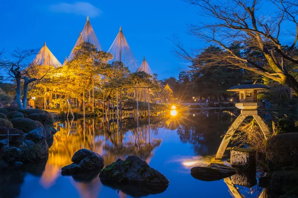 Jardín Kenrokuen por la noche en Kanazawa, Japón — Foto de Stock