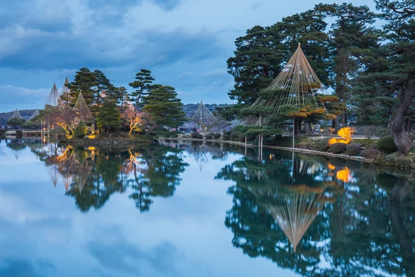 Ogród Kenrokuen w nocy w Kanazawa, Japan — Zdjęcie stockowe