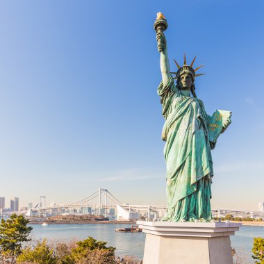 Tokyo, Gökkuşağı Köprüsü karşı bitişik Özgürlük Anıtı Japonya.