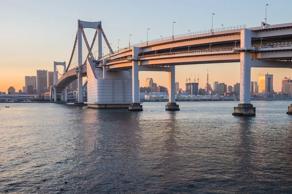 Sunset at Rainbow bridge with Tokyo tower in background — Stock Photo, Image