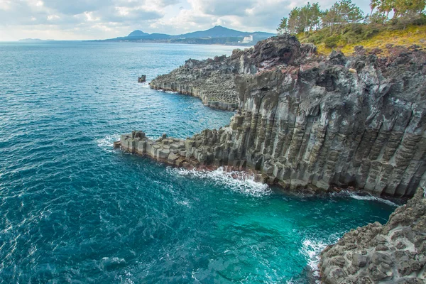 Jungmun costa de Daepo com junções colunares na ilha de Jeju, sul de K — Fotografia de Stock
