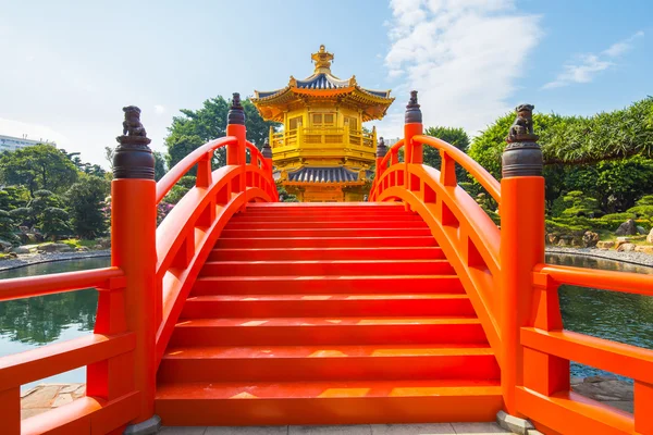 Goldener Pavillon in nan lian garden am diamantenhügel in ong kong — Stockfoto