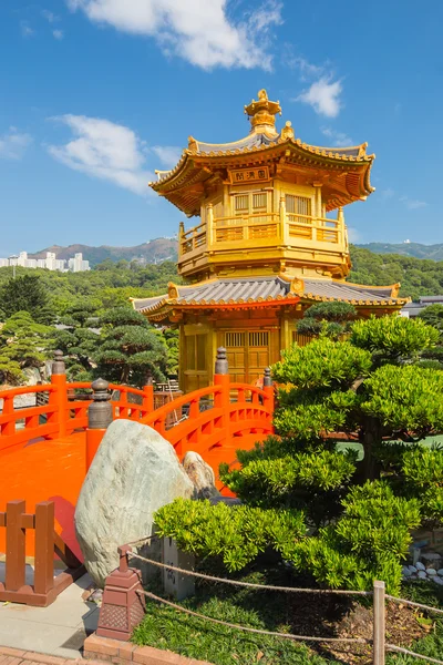 Goldener Pavillon in nan lian garden am diamantenhügel in ong kong — Stockfoto