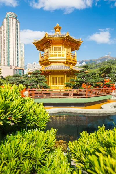 Golden περίπτερο σε Nan Lian κήπος στο λόφο διαμάντι στο Hong Kong — Φωτογραφία Αρχείου