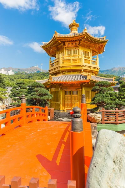 Goldener Pavillon in nan lian garden am diamantenhügel in ong kong — Stockfoto