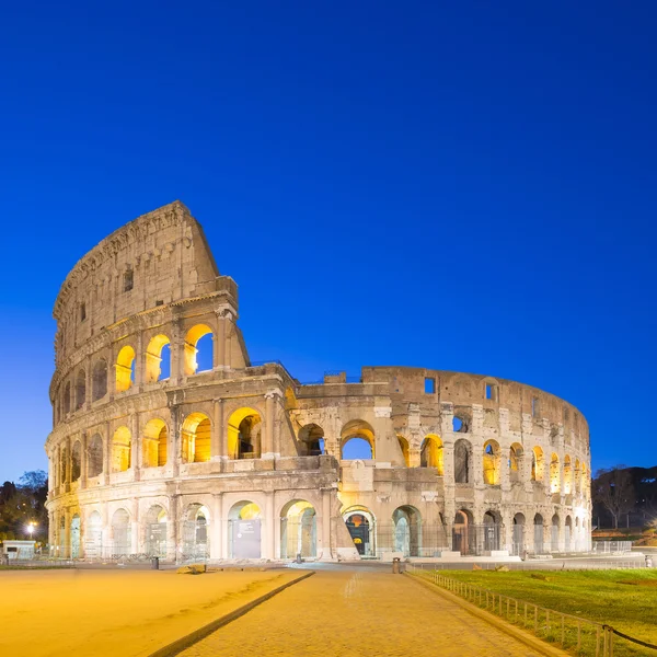 Crepúsculo del Coliseo el hito de Roma, Italia — Foto de Stock