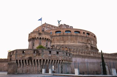 İzole Castel Sant Angelo'nun simgesel yapısının Roma, İtalya