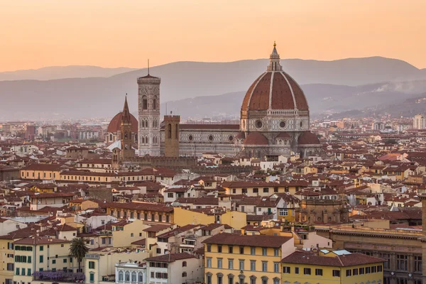 Захід сонця Міланського собору у Флоренції, Італія — стокове фото