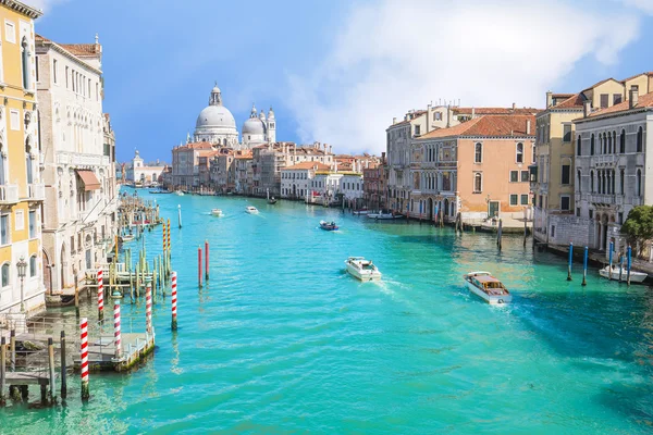 Лето на Большом канале в Венеции, Италия — стоковое фото
