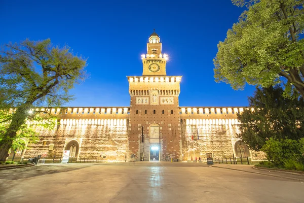 Crepúsculo del Castillo de Sforza en Milán, Italia —  Fotos de Stock