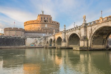 Sant Angelo kaleye Tiber Nehri Roma, İtalya