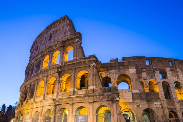 Alacakaranlık Colosseum simgesel yapısının Roma, İtalya — Stok fotoğraf