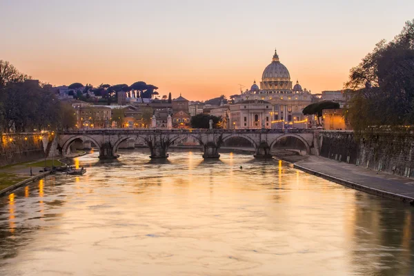 Pôr do sol na catedral de São Pedro em Roma, Itália — Fotografia de Stock