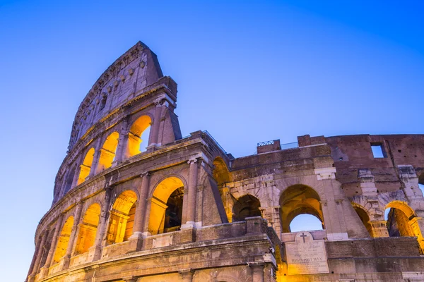 Crépuscule du Colisée le point de repère de Rome, Italie — Photo