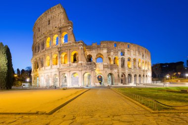 Alacakaranlık Colosseum simgesel yapısının Roma, İtalya