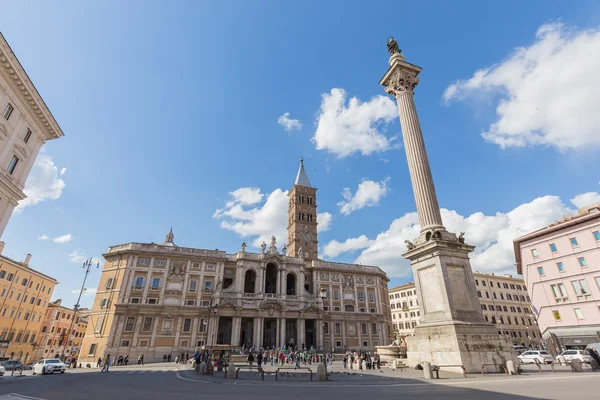 Βασιλική di santa maria maggiore στη Ρώμη, Ιταλία从水里跳跃在日落粉红色 — Stockfoto