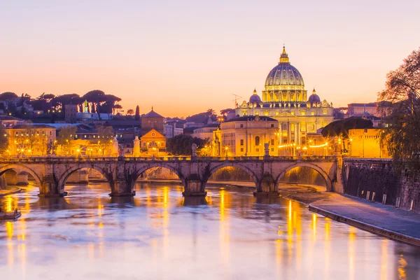 Night view at St. Peter's cathedral in Rome, Italy — Stock Photo, Image