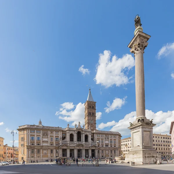 Βασιλική di santa maria maggiore στη Ρώμη, Ιταλία从水里跳跃在日落粉红色 — Stockfoto