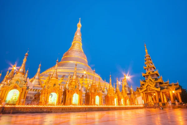 Shwedagon Yangon esténként kivilágított arany pagoda — Stock Fotó