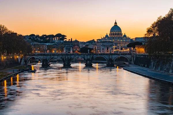 Crepúsculo vista de Roma na catedral de St. Peters, na Itália — Fotografia de Stock