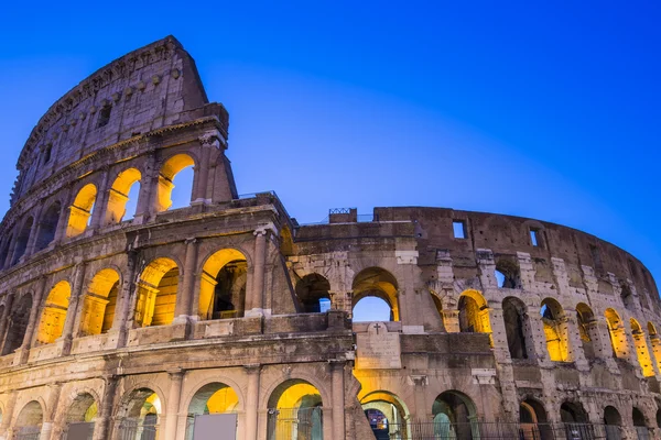Colosseum nachts in rome, Italië — Stockfoto