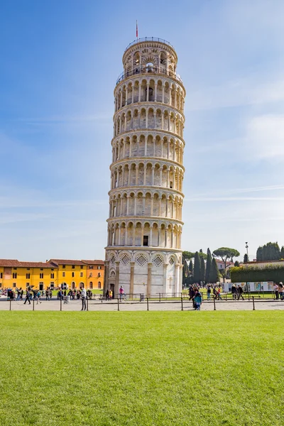 A pisai ferde torony, Olaszország. — Stock Fotó