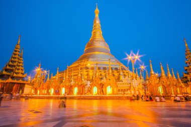 Shwedagon golden pagoda akşam Yangon aydınlatılmış