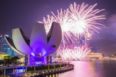 Singapur manzarası ve Marina Bay görünümü ile bağımsızlık havai fişek 50 yıl.