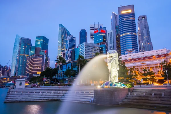 Singapur i Merlion w zmierzchu — Zdjęcie stockowe