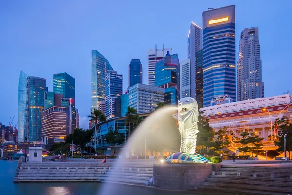 Szingapúr városára és a Merlion Twilight — Stock Fotó