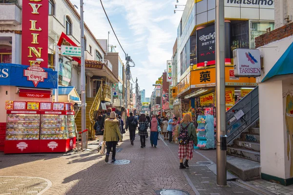 La strada nella zona di Shinjuku a Tokyo, Giappone — Foto Stock