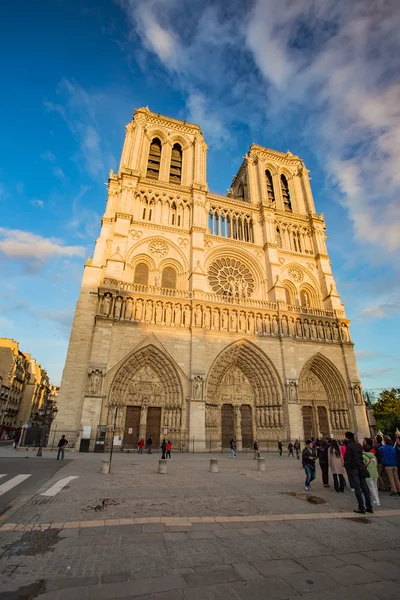 La puesta de sol en la Catedral de Notre Dame en París, Francia —  Fotos de Stock