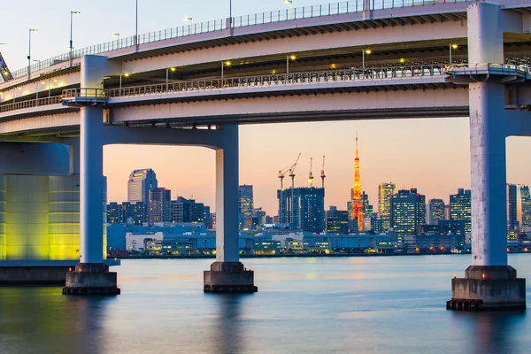 The twilight of Rainbow Bridge in Tokyo, Japan — Stock fotografie