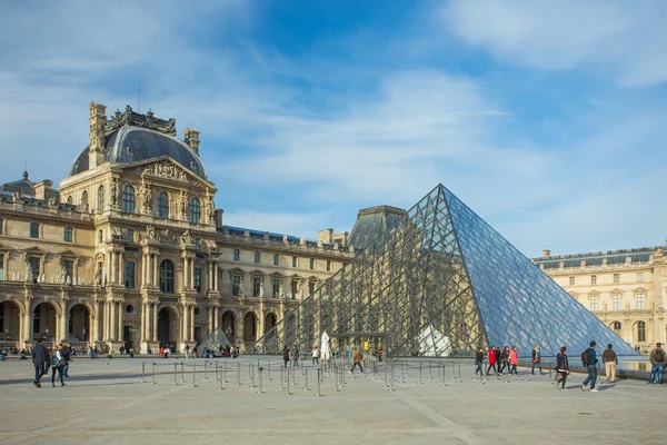 Το Μουσείο του Λούβρου στο Παρίσι, Γαλλία — Φωτογραφία Αρχείου
