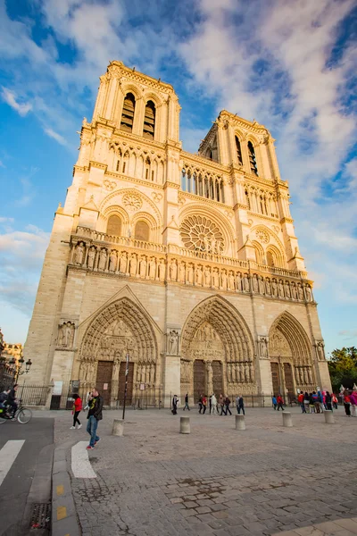 フランス、パリのノートルダム大聖堂での夕日 — ストック写真