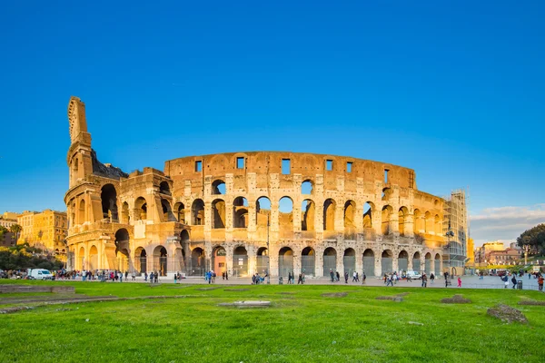 El Coliseo al atardecer en Roma — Foto de Stock