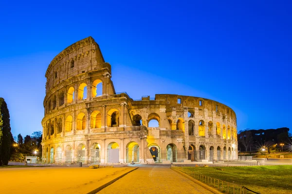 O Coliseu à noite em Roma, Itália — Fotografia de Stock