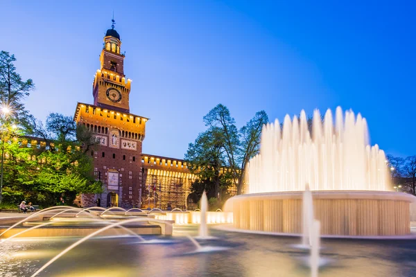 Sforza kasteel bij avondschemering in Milaan, Italië. — Stockfoto
