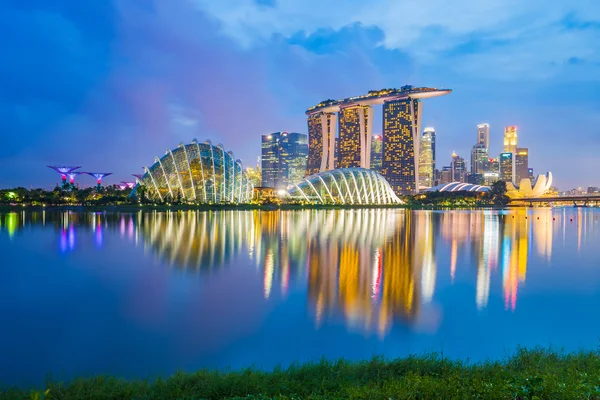 Paysage urbain de Singapour la nuit — Photo