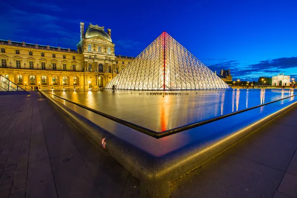 Louvre Müzesi, gece Paris, Fransa — Stok fotoğraf