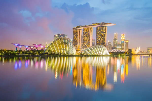 Singapura paisagem urbana skyline à noite — Fotografia de Stock