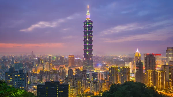 Ciudad de Taipei skyline en el crepúsculo en Taiwán — Foto de Stock