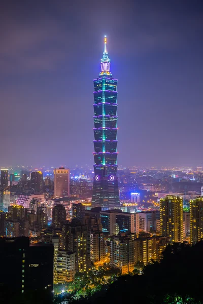 Panoramę miasta Tajpej w zmierzchu na Tajwanie — Zdjęcie stockowe