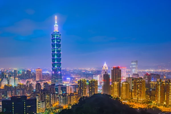 Panoramę miasta Tajpej w zmierzchu na Tajwanie — Zdjęcie stockowe