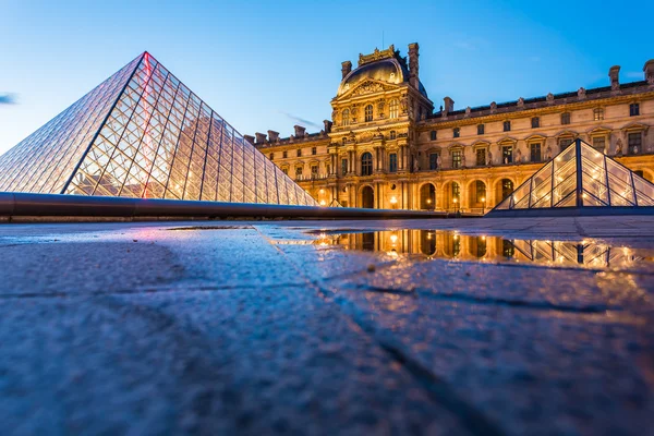Crepúsculo del Museo del Louvre en París, Francia —  Fotos de Stock